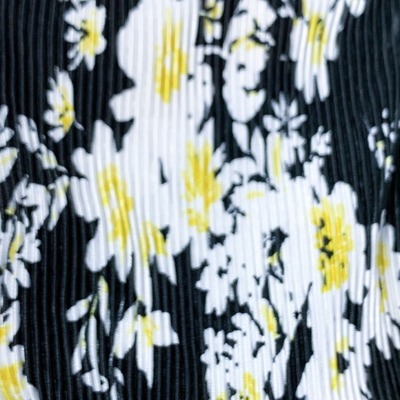 WAYF V-Neck Surplice Ribbed Cami Tank Blouse Bodysuit in Black Daisy Floral - Picture 9 of 12